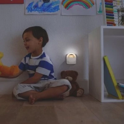 Rozetē spraužams LED nakts gaismeklis ar gaismas sensoru LUNETTA SUNSET 4000K